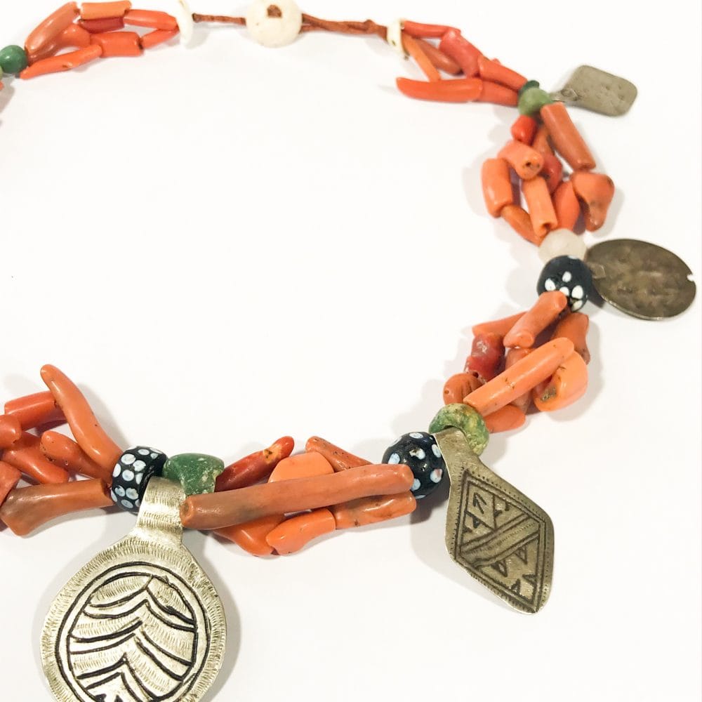 antica collana etnica berbera in corallo e argento dettagli