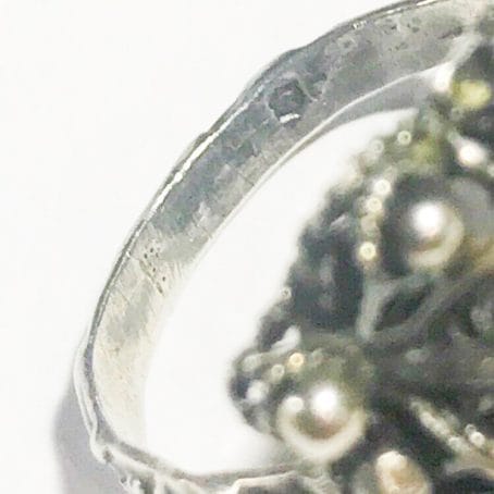 anello vittoriano in argento con granati dettagli