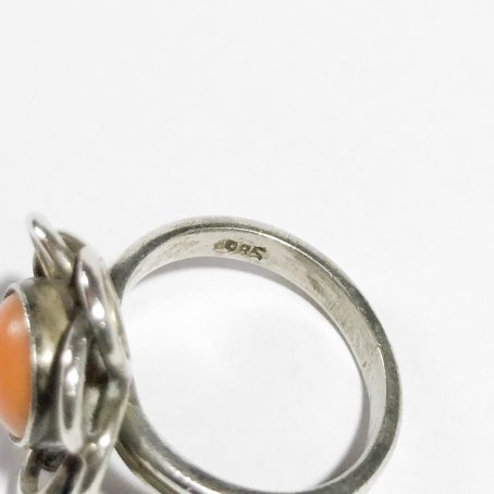 anello vintage in argento con corallo naturale dettagli
