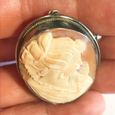 antica spilla cammeo con ciondolo in argento 800 dettagli