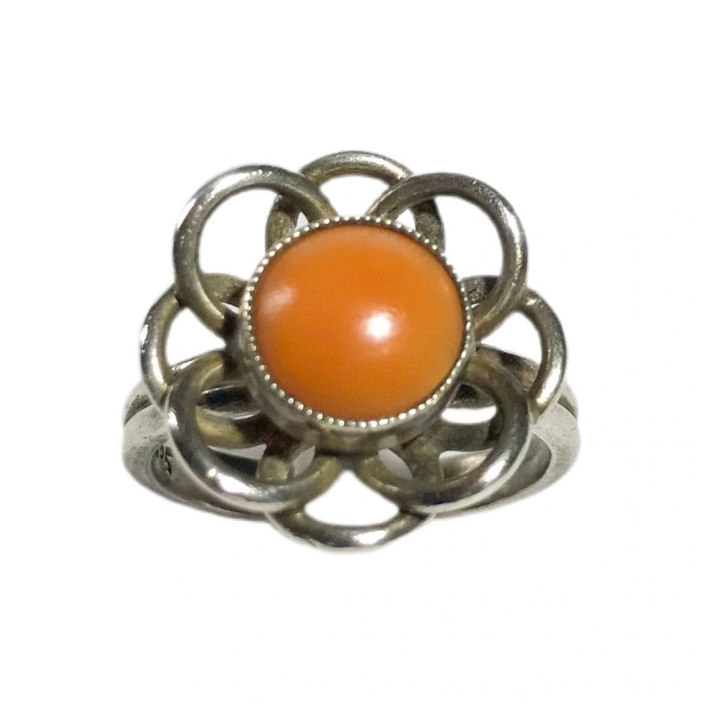 anello modernista in argento con corallo naturale