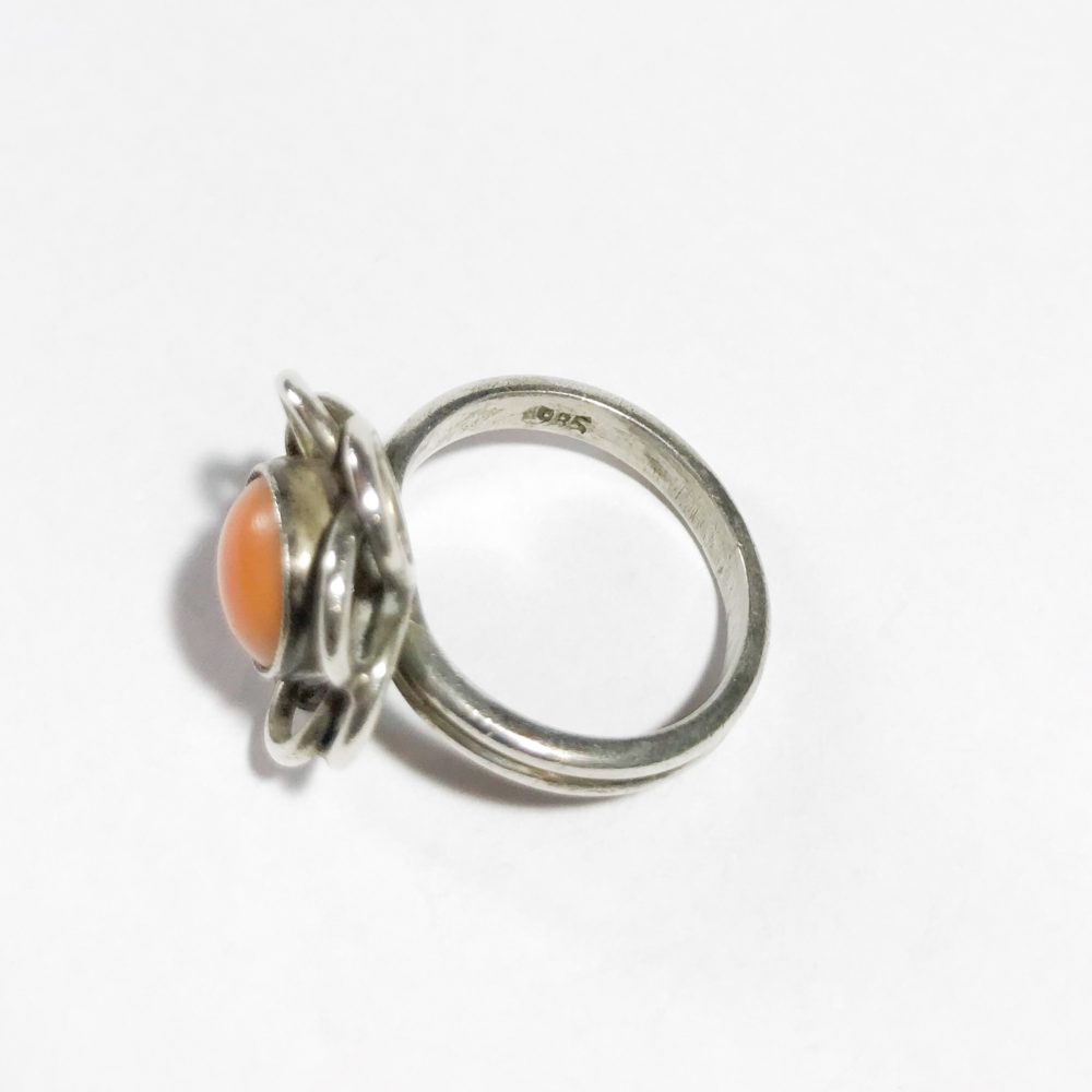 винтажное серебряное кольцо с деталями из натурального коралла