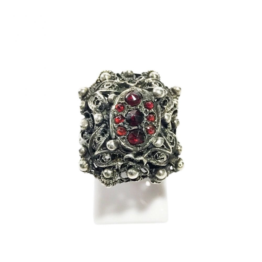 anello vittoriano in argento con granati