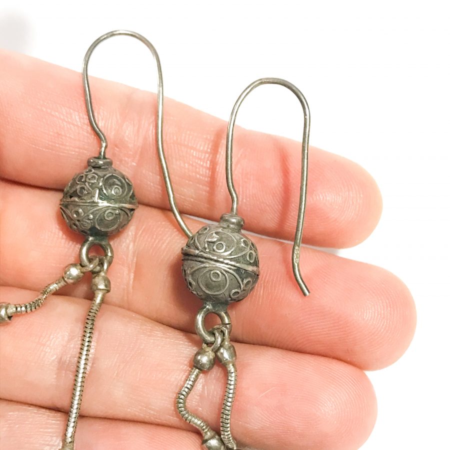 dettagli orecchini pendenti indiani in argento con corniola
