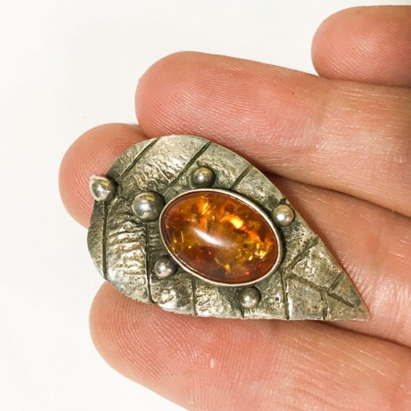 modernist brooch in silver with natural amber