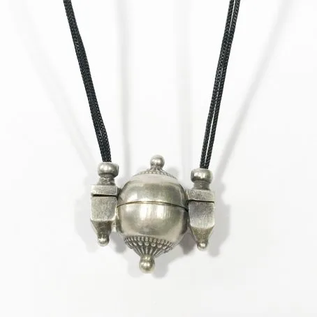 dettagli porta lingam in argento