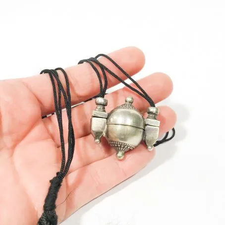 dettagli porta lingam in argento