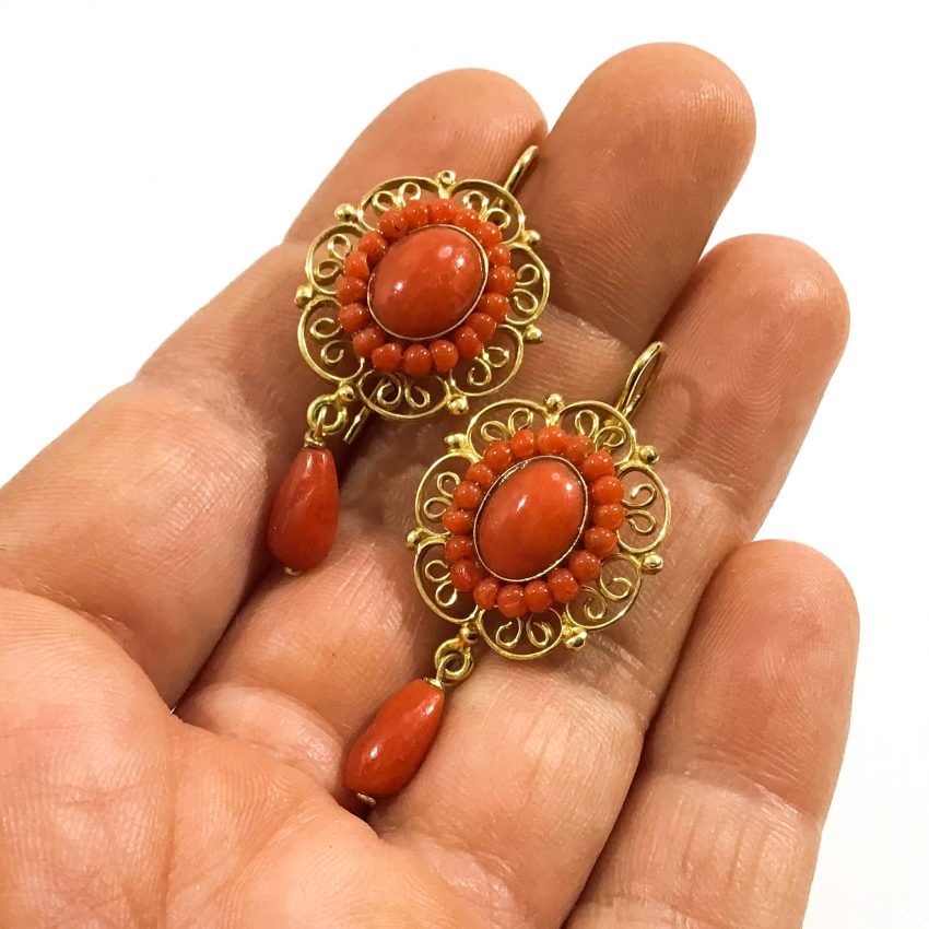 Hanging earrings with filigree and red coral