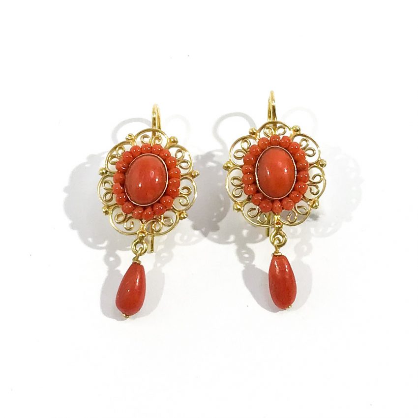 orecchini pendenti con filigrana d’argento e corallo rosso