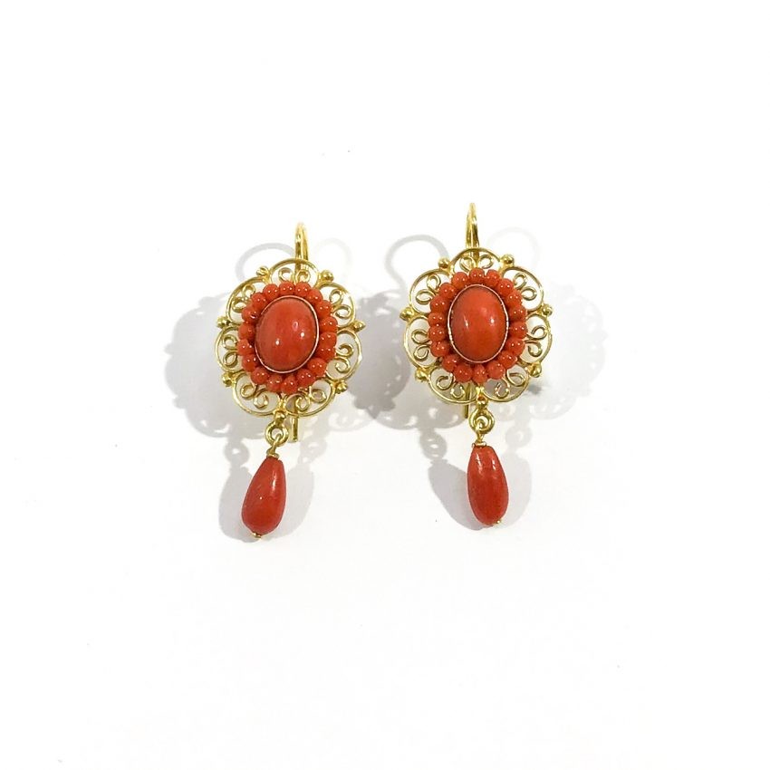 orecchini pendenti con filigrana e corallo rosso