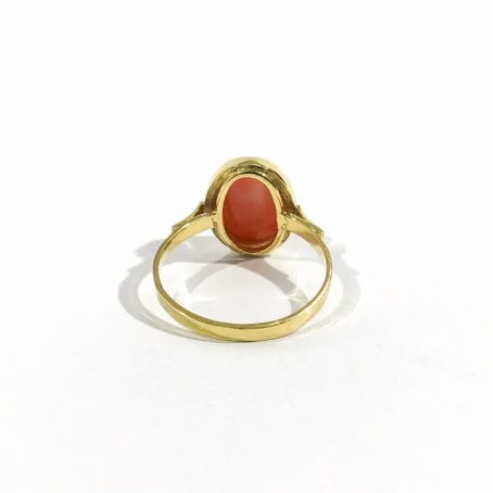 dettaglio anello argento dorato e corallo rosa