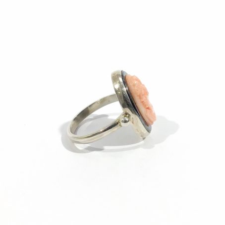 dettaglio anello vintage con cammeo di corallo rosa del pacifico