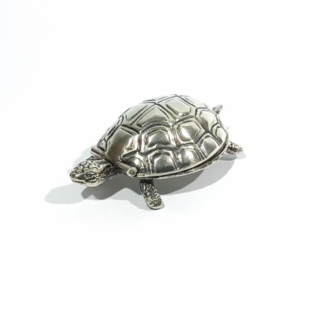 portapillole d’argento art déco a forma di tartaruga