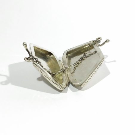 portapillole vintage d’argento a forma di borsetta aperto
