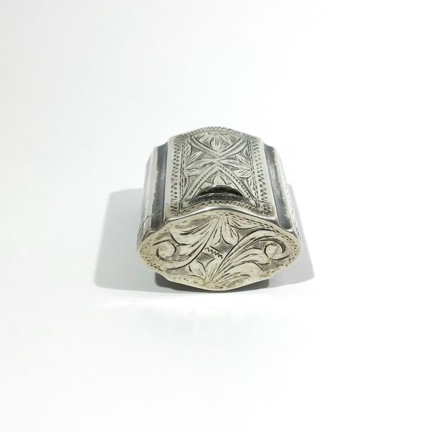 top silver snuffbox with floral decorations