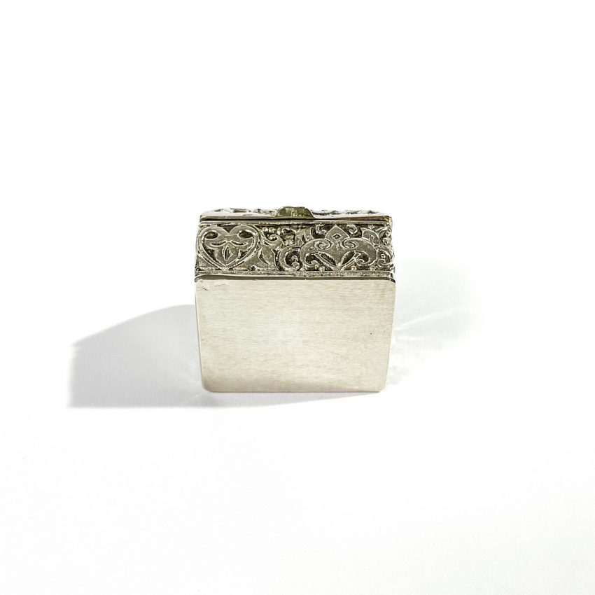 base porta pastiglie in argento a forma di scrigno