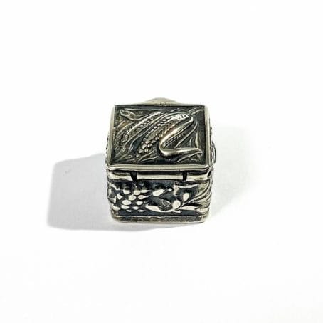 detail hallmarked solid silver miniature pillbox