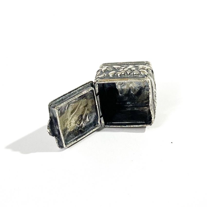 detail hallmarked solid silver miniature snuff box
