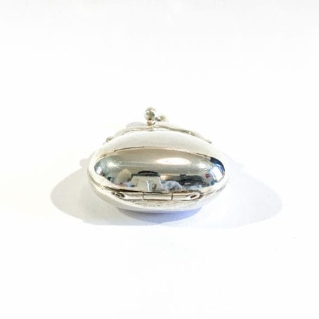 porta pillole in argento a forma di borsellino - immagine 4