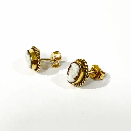 classic earrings detail with cameo