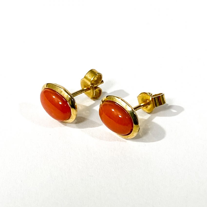 dettaglio orecchini in argento dorato e corallo rosso