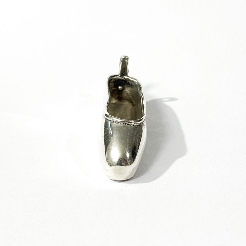 dettaglio miniatura scarpa ballerina in argento