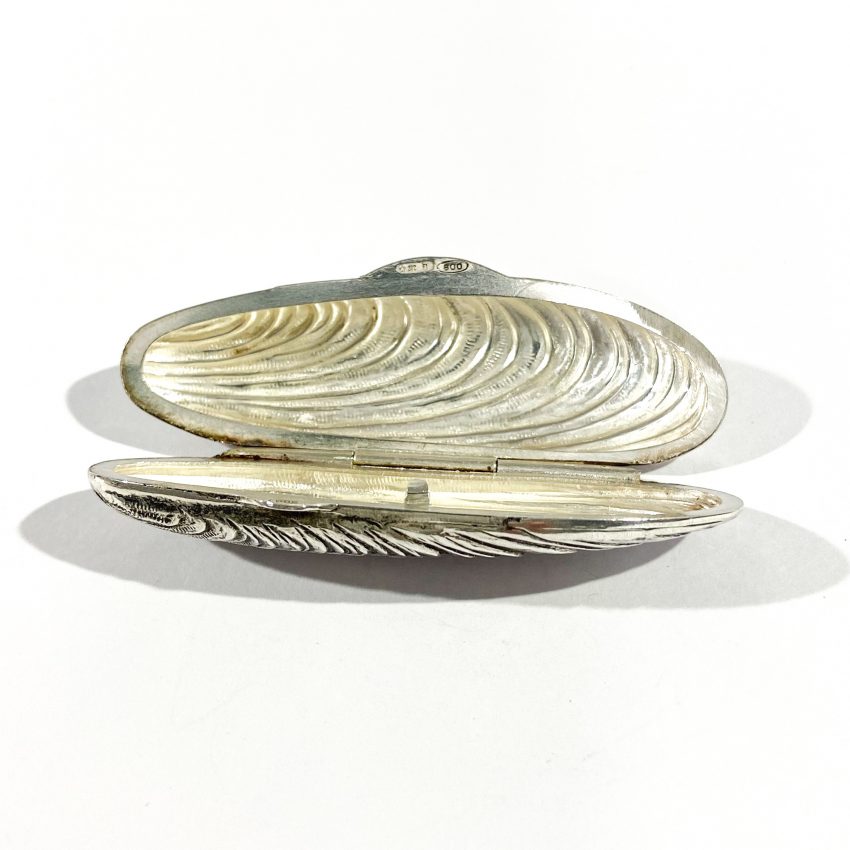 detail shell shape solid silver pillbox