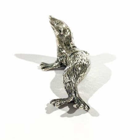 dettaglio grande miniatura foca in argento italiana