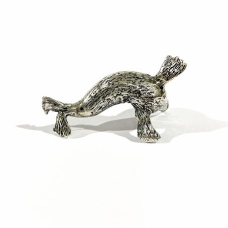 dettaglio miniatura foca in argento 800 italiana