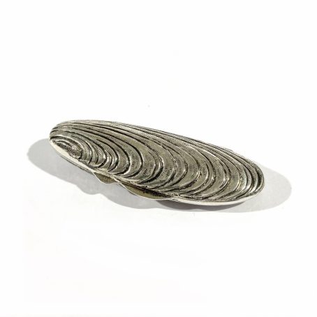 shell-shaped silver tablet holder