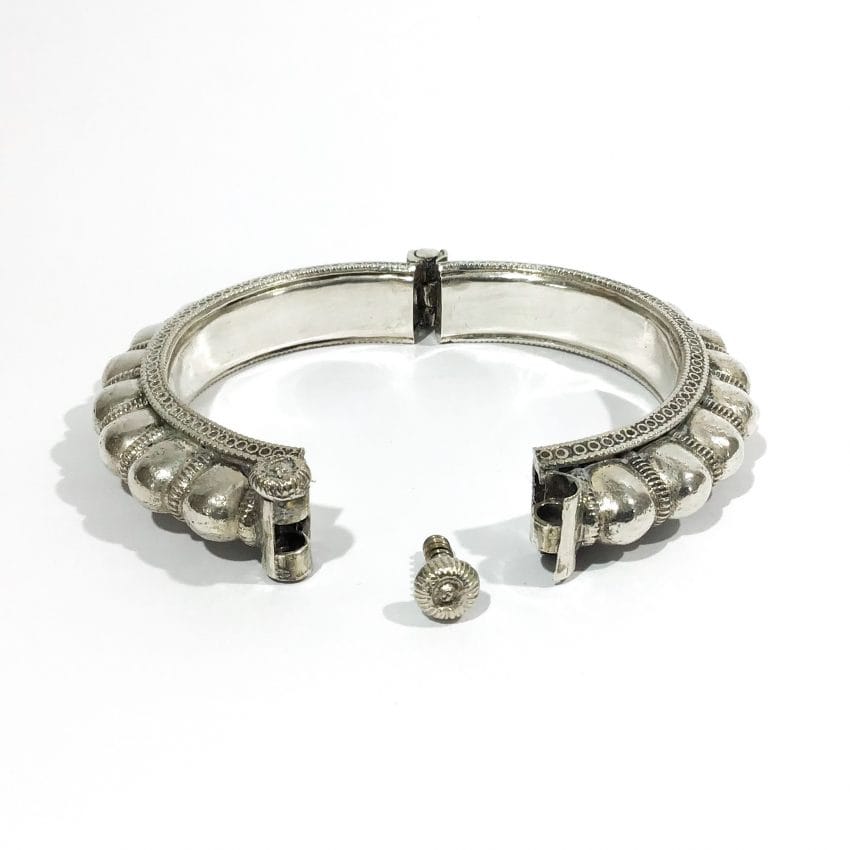 dettaglio bracciale etnico vintage in argento