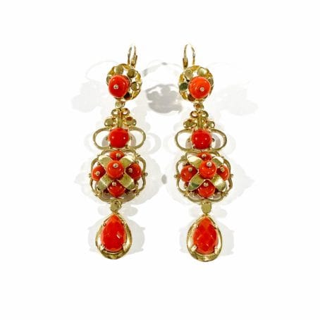 orecchini pendenti classici di corallo rosso