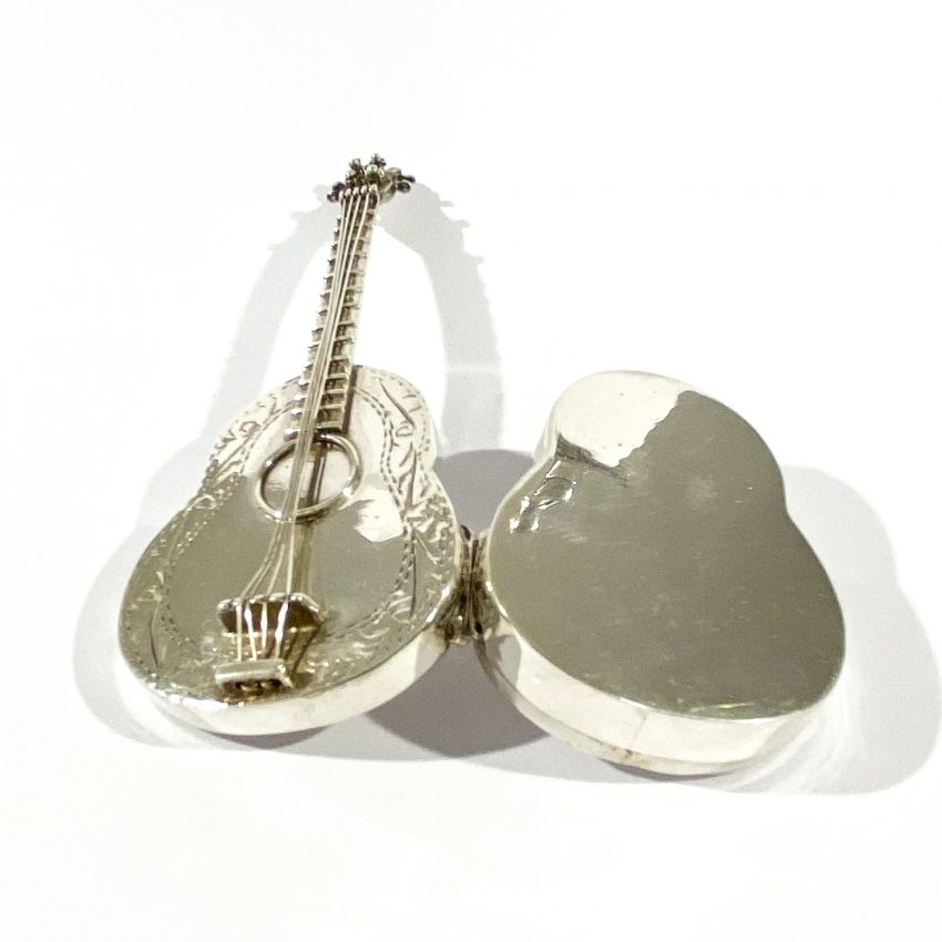 porta pillole italiano in argento a forma di chitarra aperto