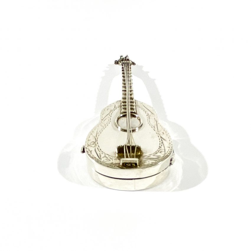 porta pillole vintage in argento a forma di chitarra