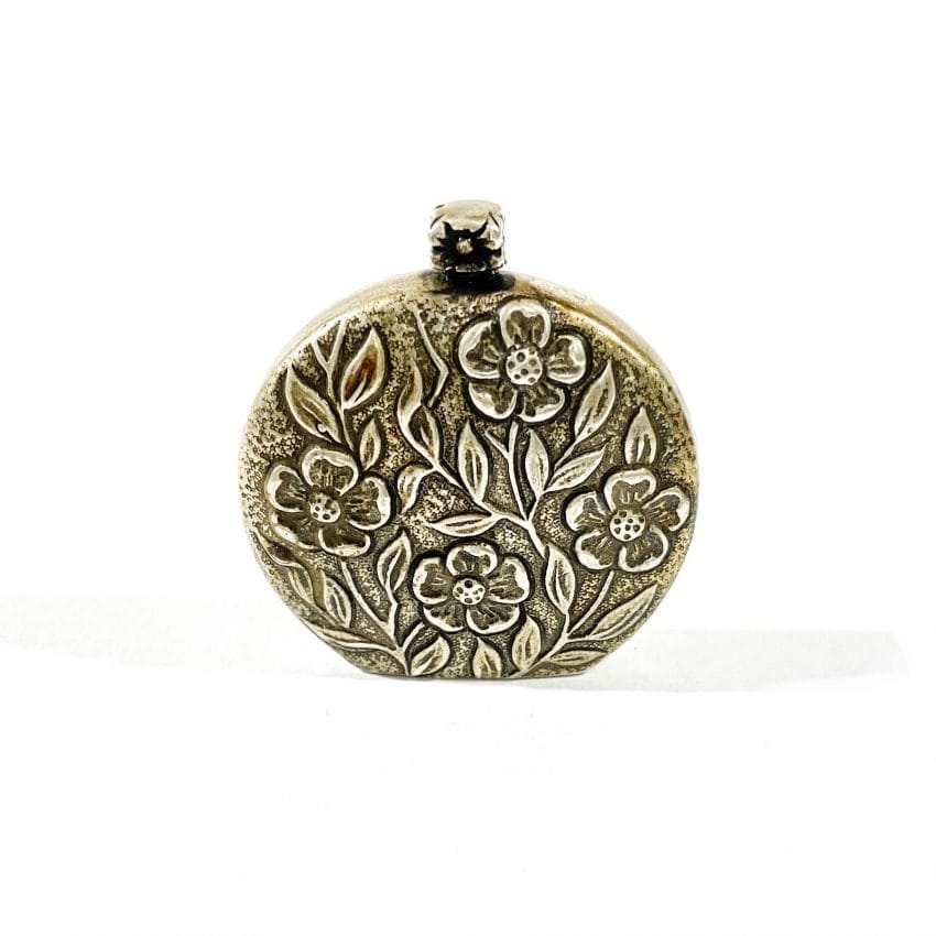 snuff bottle in argento con decori floreali