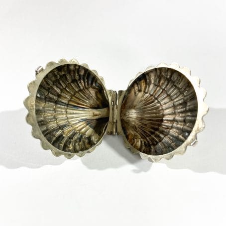 large solid silver shell shape pill box  - Image 8