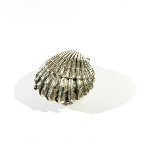 large solid silver shell shape pill box  - Image 4