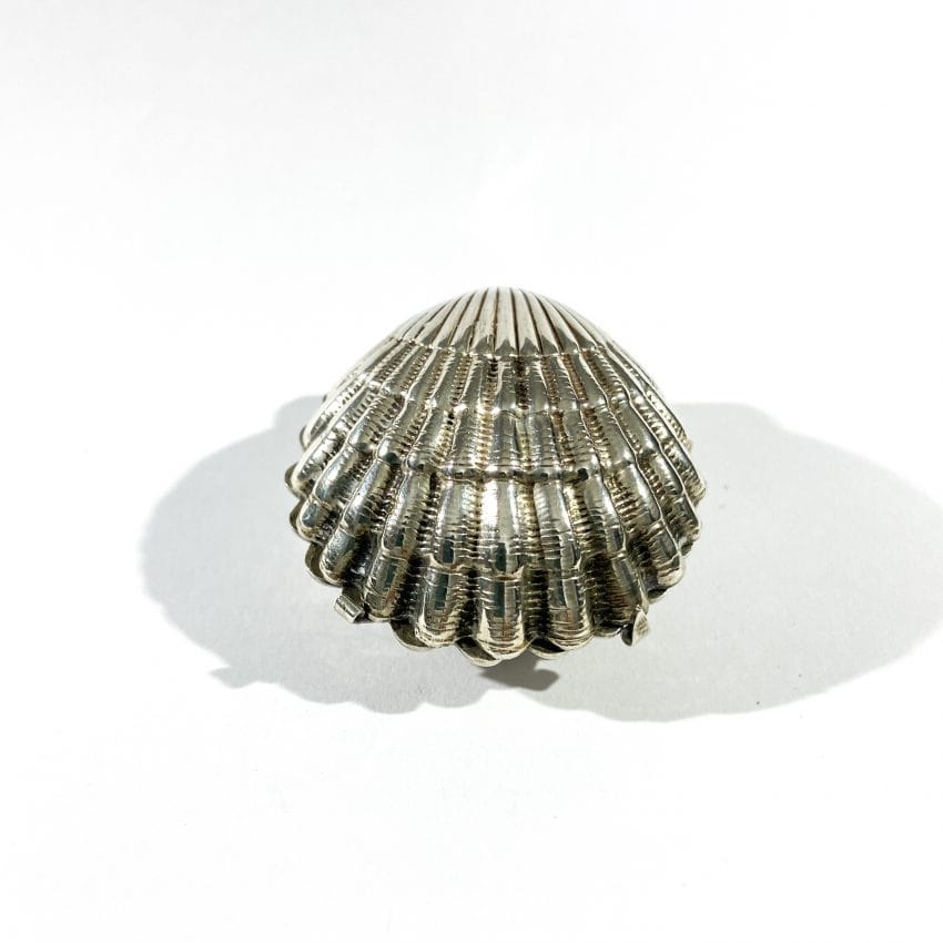 porta pillole vintage in argento a forma di conchiglia
