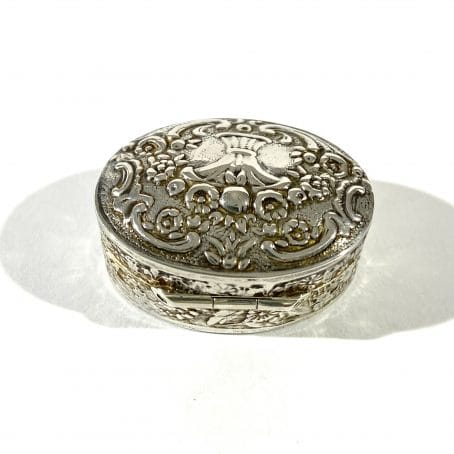 portapillole argento con decori floreali a sbalzo - immagine 6