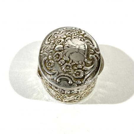 portapillole argento con decori floreali a sbalzo - immagine 7