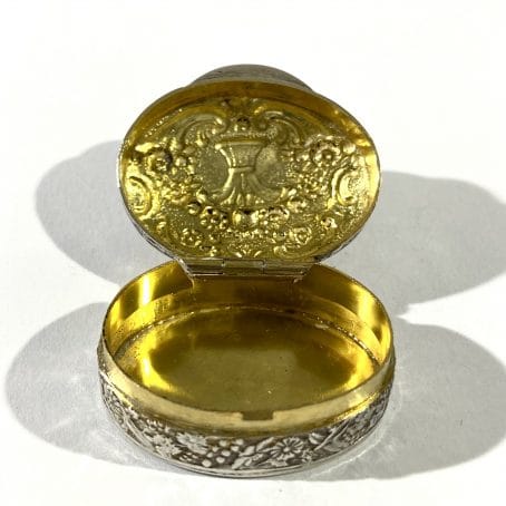 portapillole argento con decori floreali a sbalzo - immagine 3