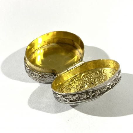 portapillole argento con decori floreali a sbalzo - immagine 4