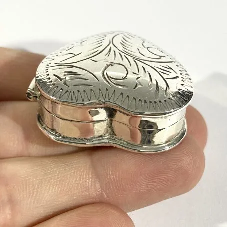 porta pillole in argento a forma di cuore - immagine 4
