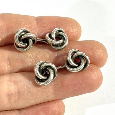 Knot-shaped shirt cufflinks in silver