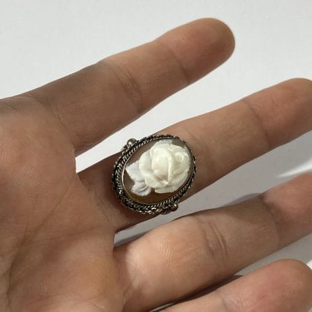 anello con cammeo a forme di rosa