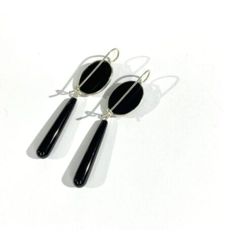 pending earrings with red coral and onyx - Image 4